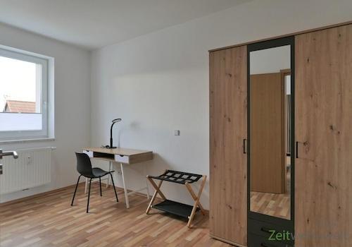 links_Kleiderschrank und Schreibtisch