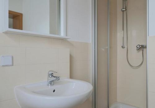 links_Blick zur Dusche