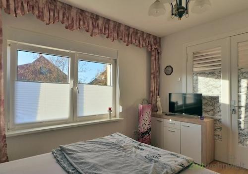 TV im vorderen Schlafzimmer