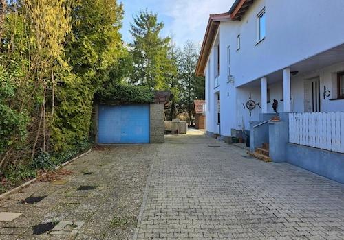 Hofeinfahrt und GarageGarage