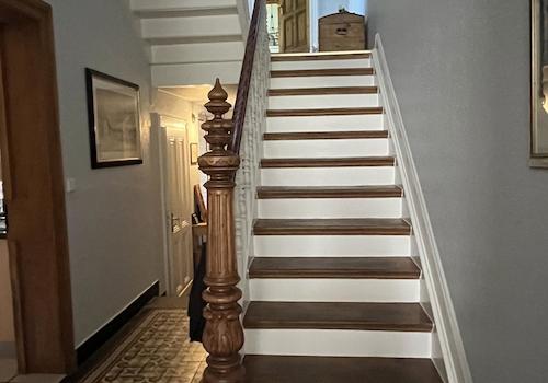 Ein breites Treppenhaus