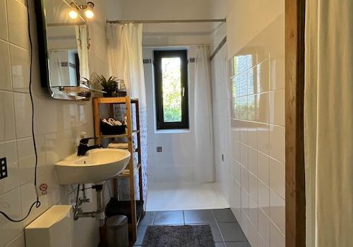 Das angrenzende Duschbad/WC