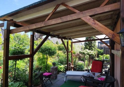 überdachte Terrasse hinten