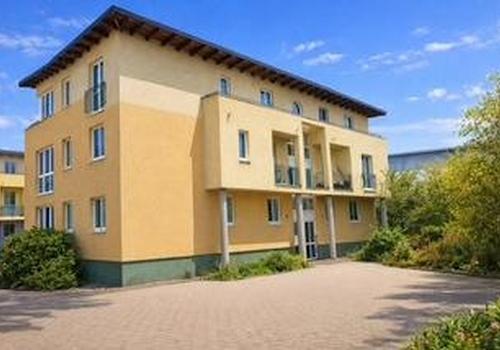 Hauseingang mit Parkplatz