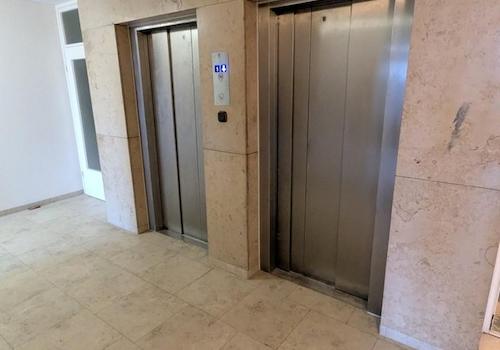 Hausflur mit Aufzügen