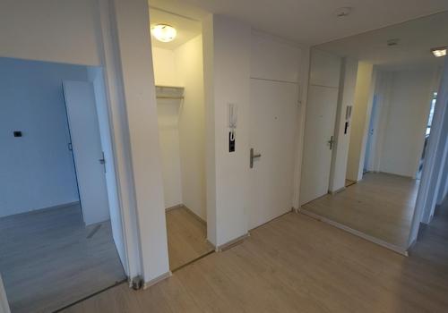 Flur mit Garderobe/Abstellraum