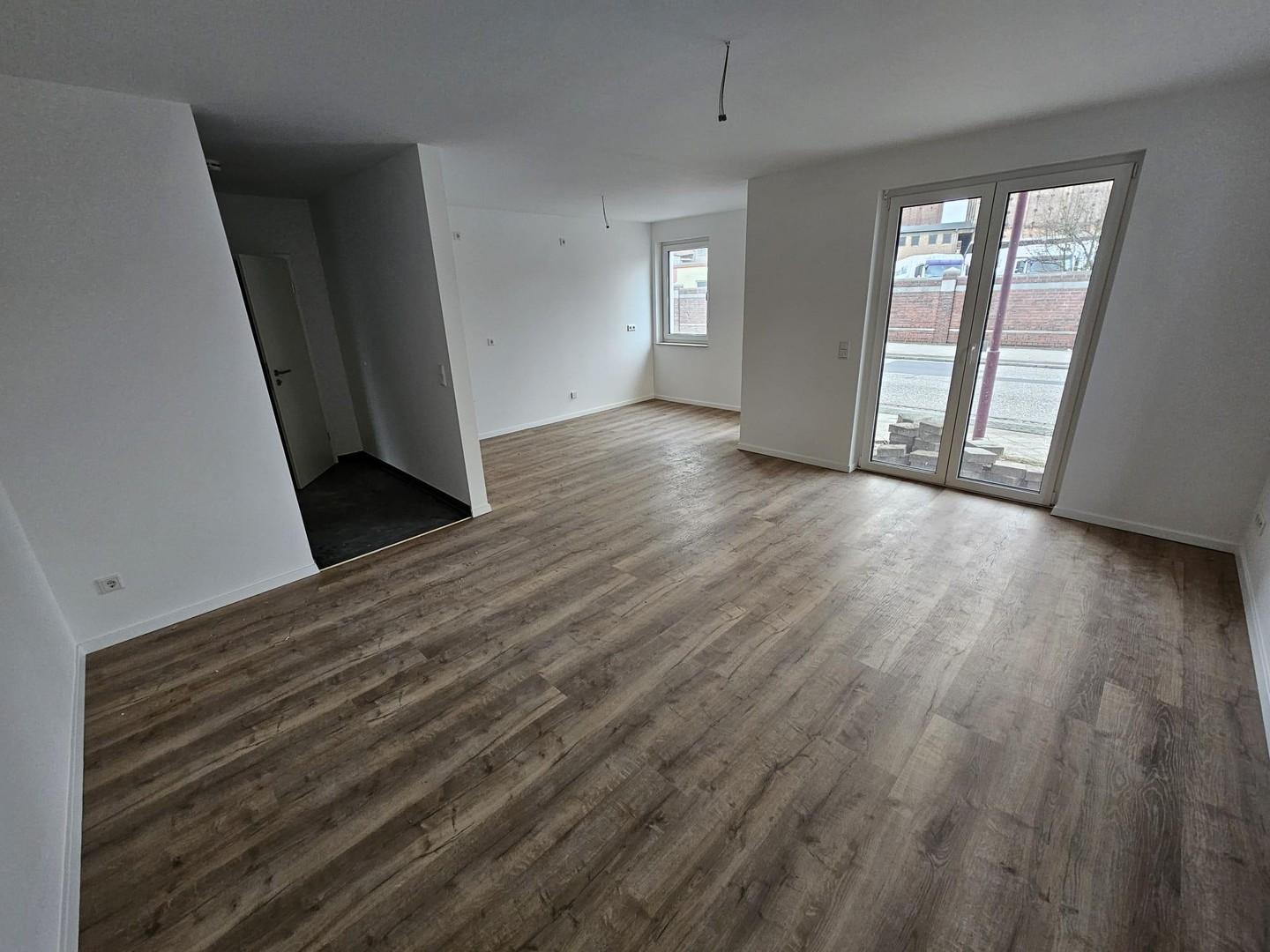 Wohnzimmer mit offener Küche
