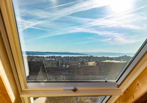 Wohnen über dem See – Charmante Maisonettewohnung mit Alpenpanorama