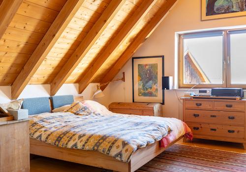 Wohnen über dem See – Charmante Maisonettewohnung mit Alpenpanorama