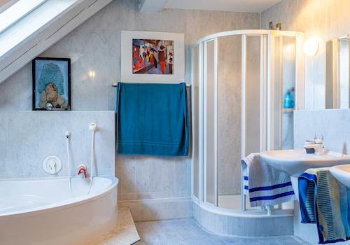 Wohnen über dem See – Charmante Maisonettewohnung mit Alpenpanorama