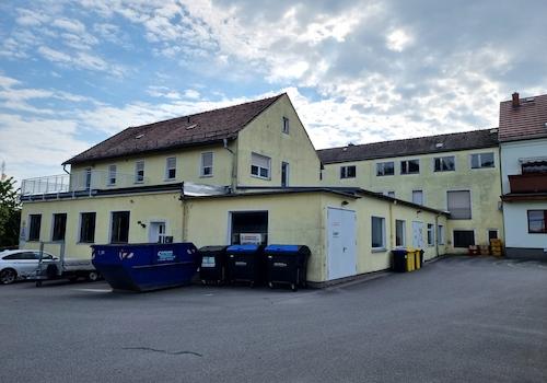 Ansicht vom Parkraum zum hinteren Gebäude