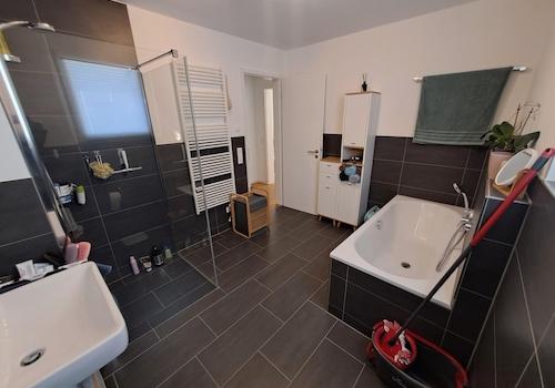 Modernes Badezimmer