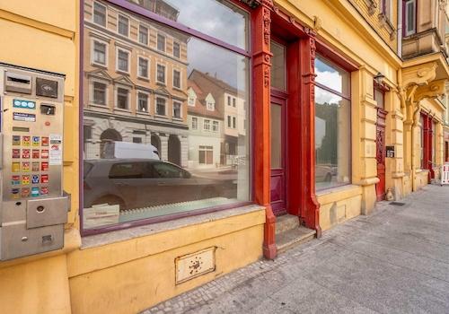 Gewerbeeinheit mit großen Schaufenstern