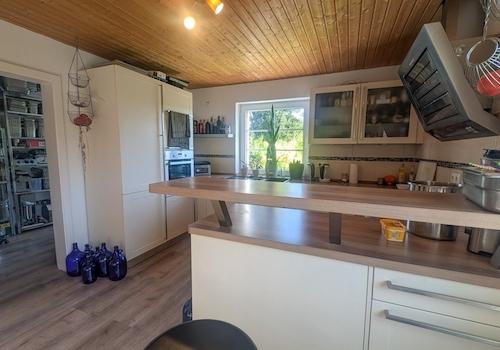 Küche mit Zugang zum Hauswirtschaftsraum