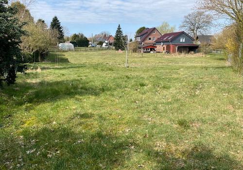 Bauplatz aus südlicher Perspektive mit Nachbarschaft