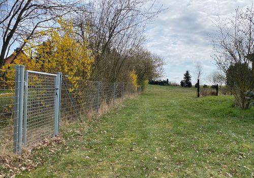 Einfahrt Bauplatz mit verstellbarem Grundstückszaun