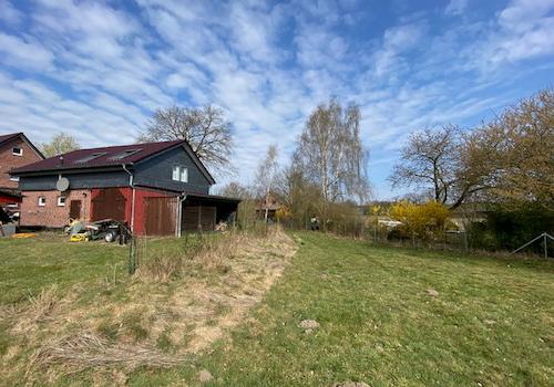 Rechter Hand Baugrundstück u. links Nachbarschaftshaus