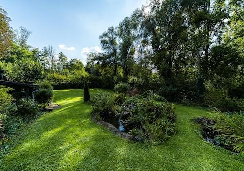 parkähnliche Gartenanlage