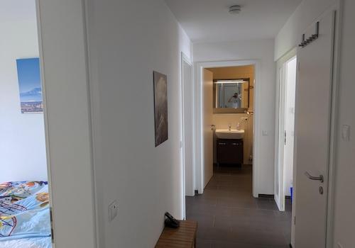 Der Flur. Rechts die Abstellk.