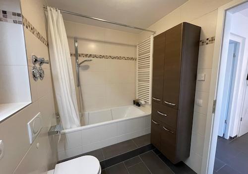 Das deckenhoch geflieste Bad