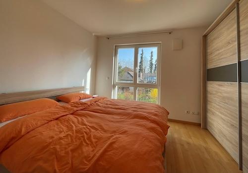 Das geräumige Schlafzimmer