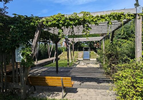 ... mit tollen Außenanlagen