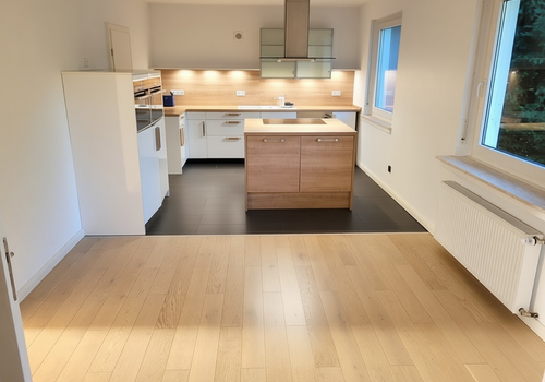 Offene Küche und Essplatz