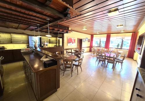 Theke und Gastbereich