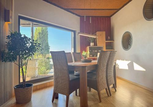 Essplatz mit Panoramafenster