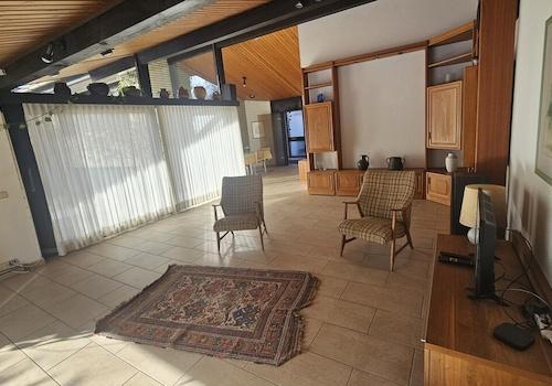 helles u. großzügiges Wohnzimmer