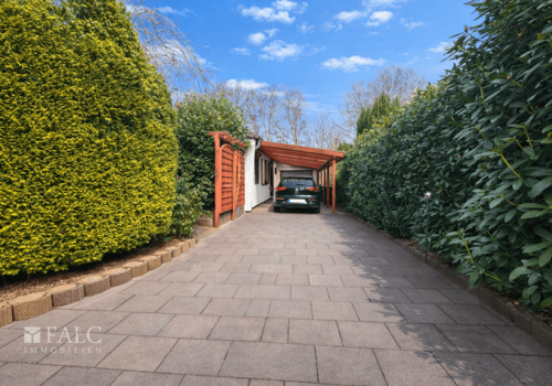 Außenansicht mit Carport