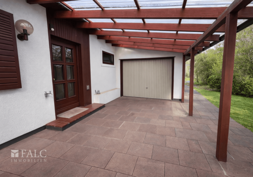 Garage mit elektrischem Tor