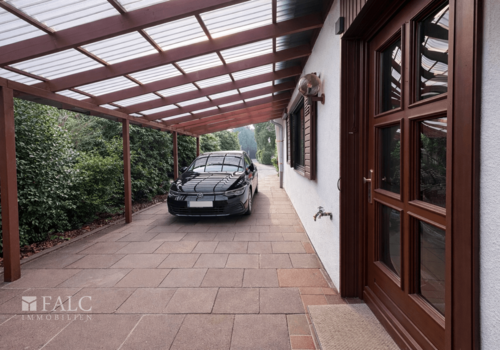 Carport mit direktem Zugang zum Haus.