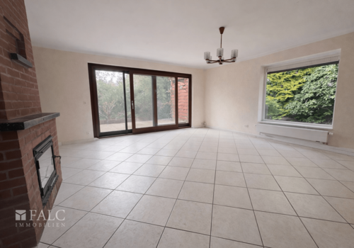 Großes Wohnzimmer mit viel Licht!