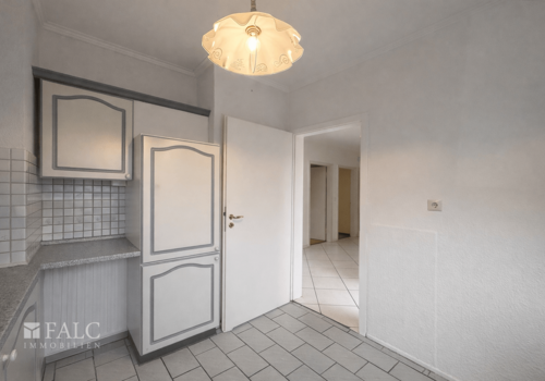 Küche, Ansicht zum Flur