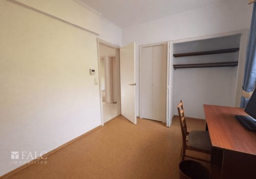 Großes Büro mit eingelassenem Tresor