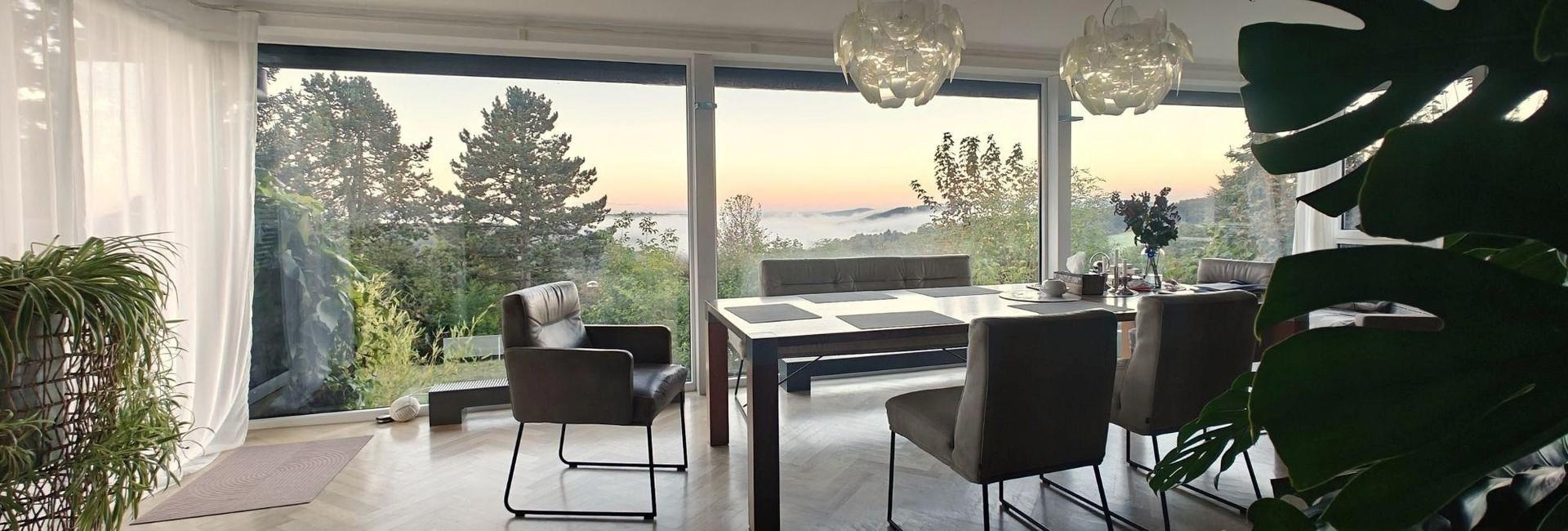 Malerischer Nebelmorgen