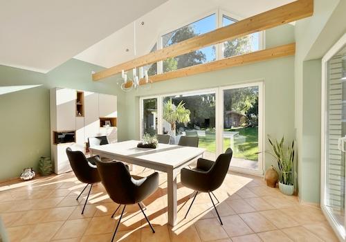 Essbereich mit Zugang zur Terrasse