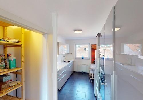 Küche mit Speisekammer