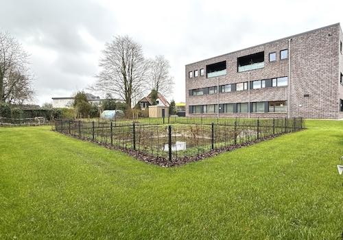 Blick auf Regenrückhaltebecken u. Gemeinschaftsgarten