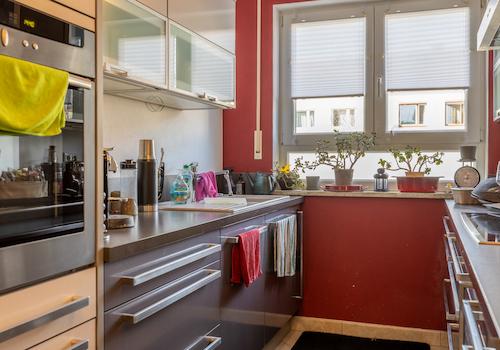 Zauberhafte Maisonette-Gartenwohnung mit XXL-Garage, Carport und eigenem Garten – Baujahr 2007