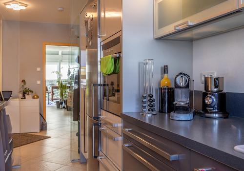 Zauberhafte Maisonette-Gartenwohnung mit XXL-Garage, Carport und eigenem Garten – Baujahr 2007