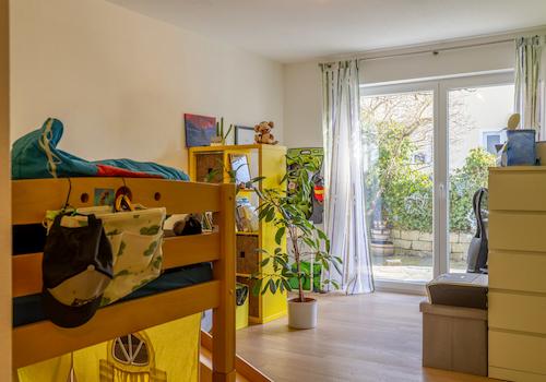 Zauberhafte Maisonette-Gartenwohnung mit XXL-Garage, Carport und eigenem Garten – Baujahr 2007