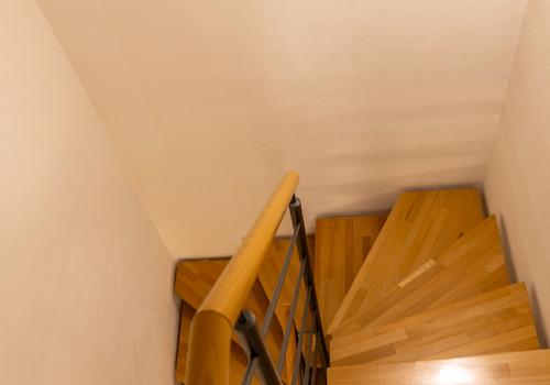 Zauberhafte Maisonette-Gartenwohnung mit XXL-Garage, Carport und eigenem Garten – Baujahr 2007