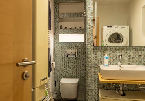 Zauberhafte Maisonette-Gartenwohnung mit XXL-Garage, Carport und eigenem Garten – Baujahr 2007