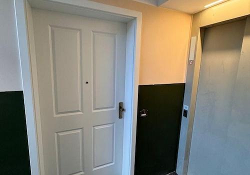 Wohnungseingang + Fahrstuhl
