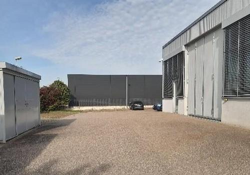 Hof mit Einfahrt zur Werkstatt