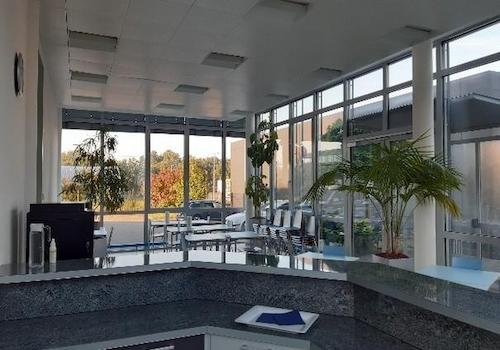 Cafeteria mit Thekenbereich