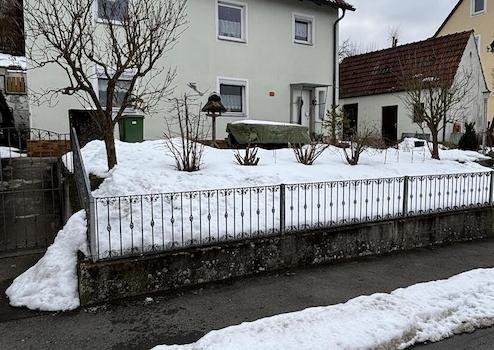 Freistehendes Einfamilienhaus mit großem Grundstück und Fernblick