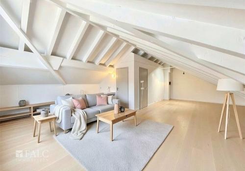 Dachboden mit großer Ausbaureserve - (KI generiert)